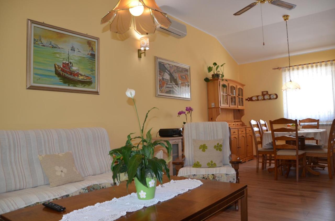 Villa Fragola - Holiday House With Large Garden Tinjan Eksteriør bilde